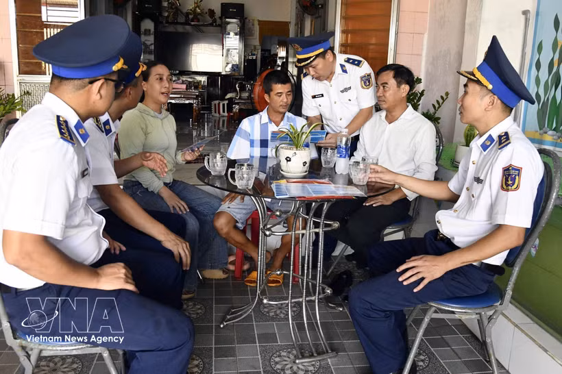 Les forces compétentes sensibilisent à domicile les armateurs et les capitaines aux règles relatives à la pêche légale. Photo : VNA
