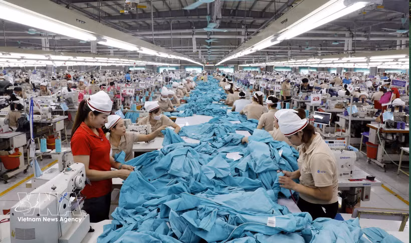 Des ouvriers confectionnent des vêtements destinés à l'exportation à la société à responsabilité limitée à associé unique Việt Pan Pacific World (République de Corée), située dans la commune de Hiệp Hòa, province de Bắc Ninh. Photo : VNA