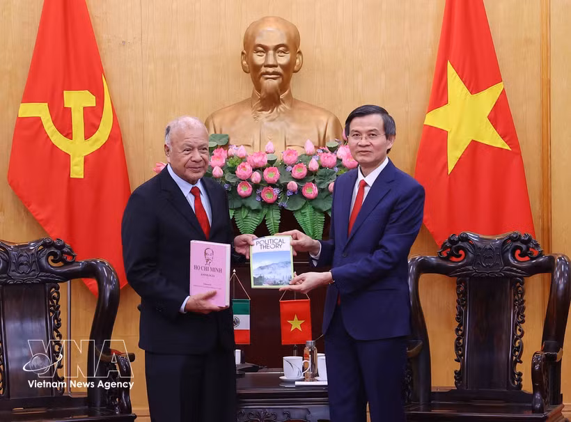 Doàn Minh Huan, membre du Bureau politique du Parti communiste du Vietnam et directeur de l’Académie nationale de politique Hô Chi Minh, offre des livres au sénateur Alberto Anaya Gutierrez, secrétaire général du Parti du Travail du Mexique. Photo : VNA