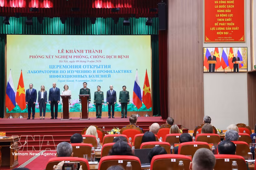 Le secrétaire général du Comité central du Parti communiste du Vietnam et président de la République, Tô Lâm, et le président de la Fédération de Russie, Vladimir Poutine, assistent à la cérémonie et prononcent des allocutions en ligne depuis le point de connexion en Russie. Photo : VNA