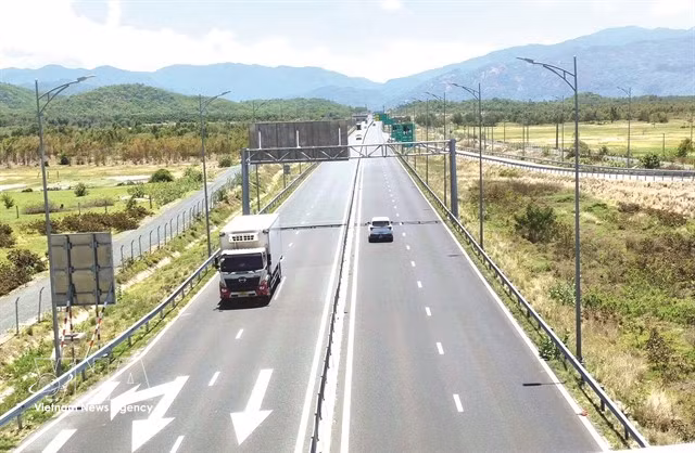 L'autoroute Vinh Hao–Phan Thiêt, traversant l'est de la province de Lâm Dông, renforce la connectivité régionale, réduit les temps de trajet et soutient le développement socio-économique. Photo : VNA