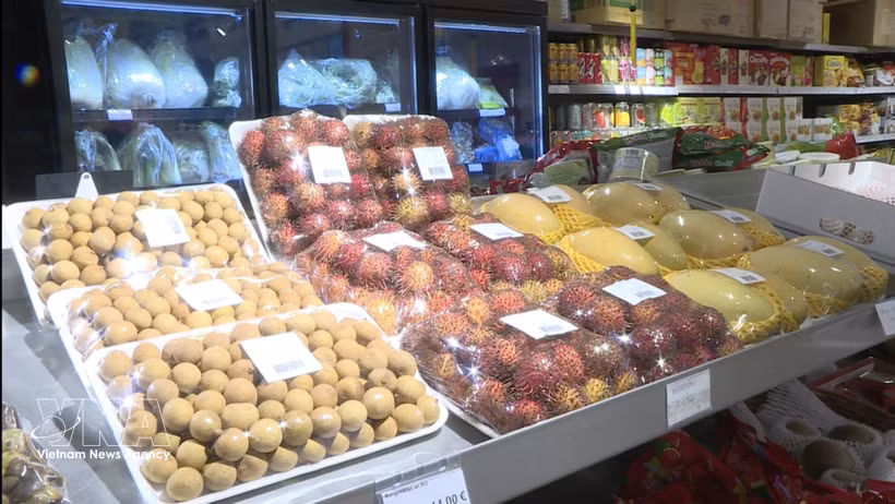 Des fruits frais vietnamiens vendus dans un supermarché en France. Photo d’illustration : correspondant de la VNA en France
