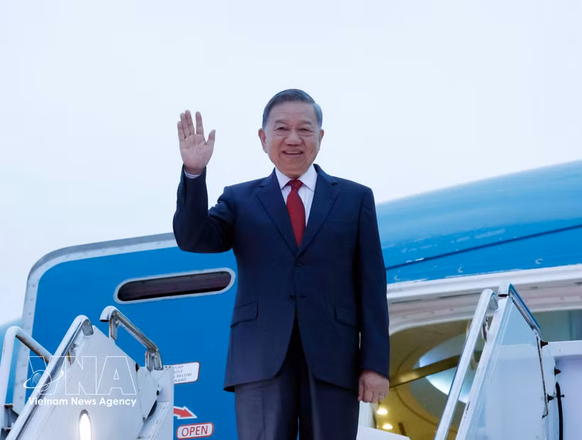 Le secrétaire général du Parti et président de la République Tô Lâm est arrivé à New York pour participer au débat général de haut niveau de la 81e session de l’Assemblée générale de l’ONU. Photo : VNA