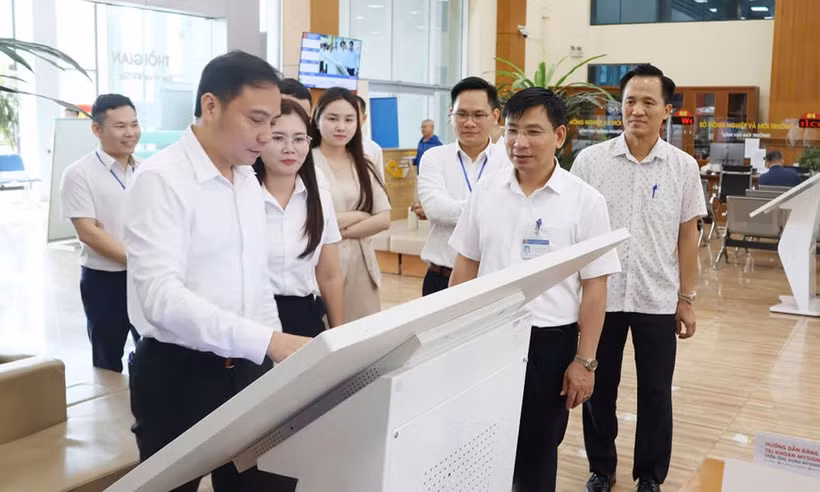 Le vice-président du Comité populaire de la ville, Dao Thanh Truong, examine le fonctionnement du modèle « Assistant citoyen » au Centre de services administratifs publics de la ville de Bac Ninh. Photo : baobacninhtv.vn