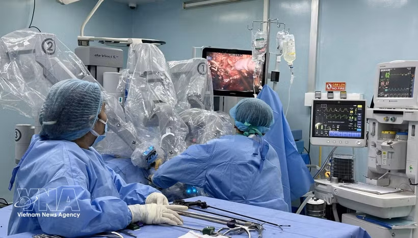 Des médecins de l’hôpital Binh Dan réalisent une intervention chirurgicale robotisée. Photo : VNA