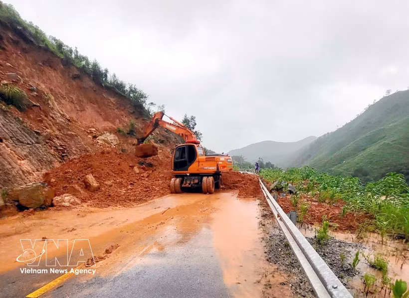 Le 23 août, les autorités de Ba Che (Quang Ninh) dégagent les routes après le retrait des eaux. Photo : VNA