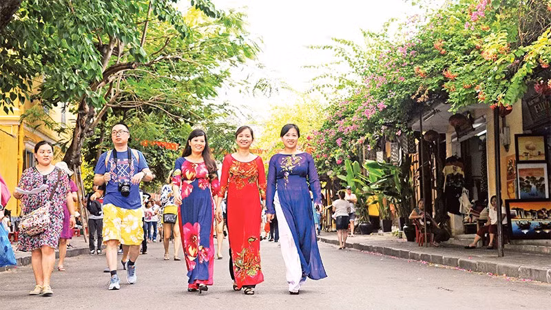 Des touristes à Hoi An, province de Quang Nam. Photo : nhandan.vn