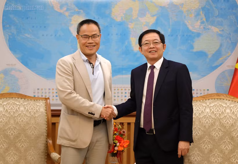 Le vice-Premier ministre Ho Quoc Dung et le professeur Nguyen Van Tam, responsable du Département d’informatique, de données et d’intelligence artificielle de l’Institut Polytechnique de Paris (IP Paris). Photo : Portail d’information électronique du gouvernement