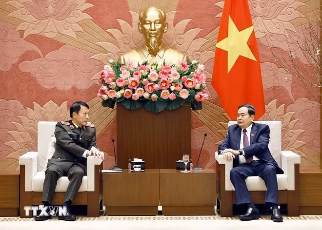 Le président de l'Assemblée nationale, Tran Thanh Man (droite), et le général Luong Tam Quang, ministre de la Sécurité publique. Photo : VNA