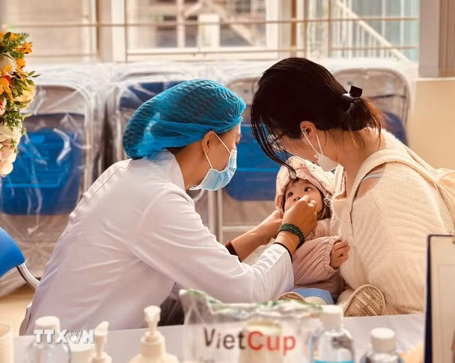 Un enfant reçoit de la vitamine A au dispensaire de santé du quartier de Cua Nam (Hanoï). Photo : VNA