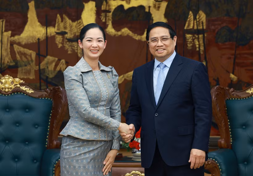 Le Premier ministre Pham Minh Chinh et Cham Nimul, ministre du Commerce du Cambodge; Photo: VNA