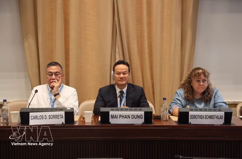 L’ambassadeur Mai Phan Dung (au centre) lors du débat. Photo : VNA