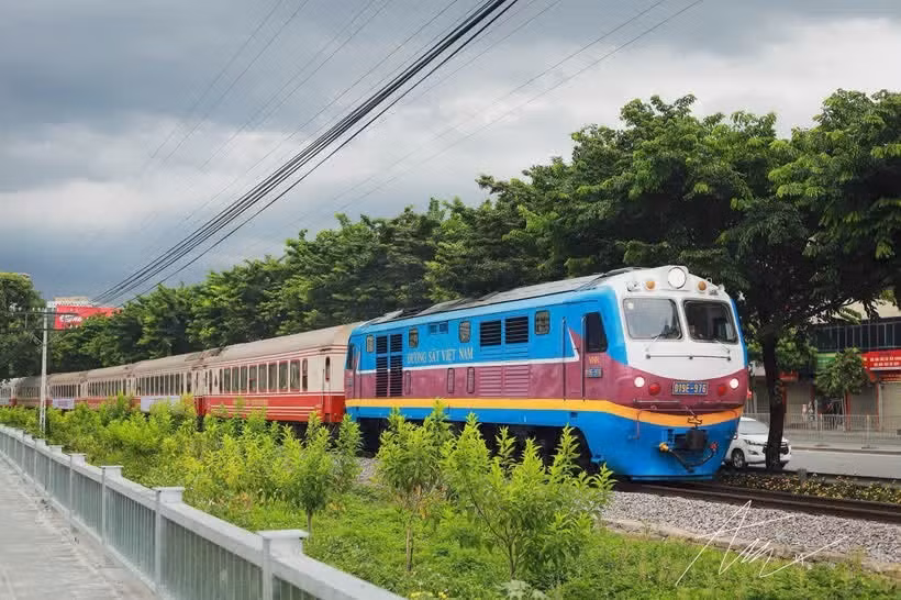 Les nouvelles offres, notamment les trains touristiques, patrimoniaux et spécialisés, soutiennent la croissance du trafic voyageurs et des recettes du secteur ferroviaire vietnamien. Photo: VietnamPlus