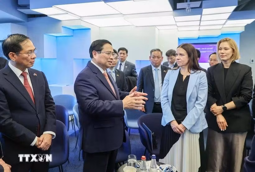 Le Premier ministre Pham Minh Chinh au Centre e-Estonia. Photo: VNA