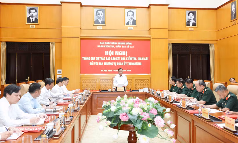 Tran Cam Tu, permanent du Secrétariat, préside la conférence. Photo : VNA