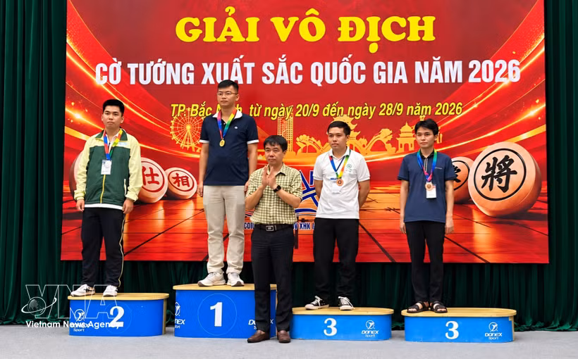 Les meilleurs joueurs du championnat lors de la remise des médailles. Photo : VNA