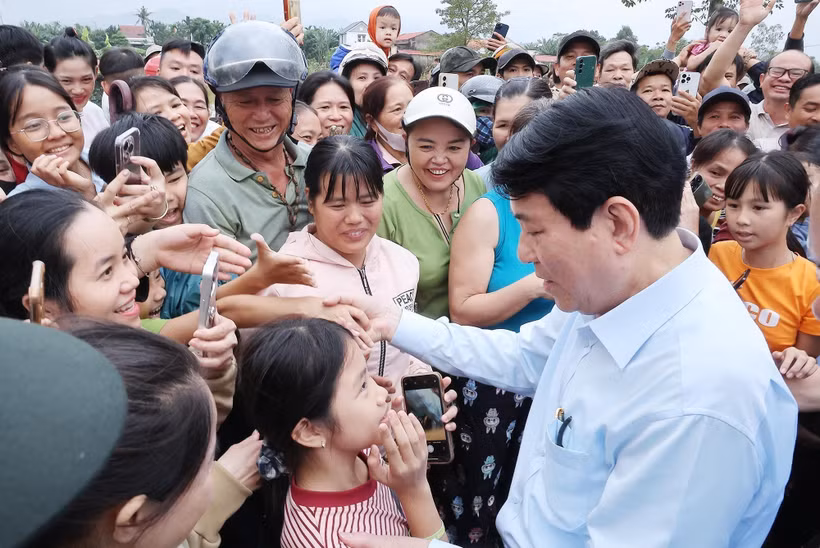 Le président Luong Cuong et des habitants de Go Noi. Photo: VNA