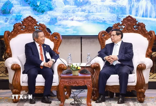 Le Premier ministre Pham Minh Chinh (droite) et le président de l'Association d'amitié Laos-Vietnam, Boviengkham Vongdara. Photo: VNA