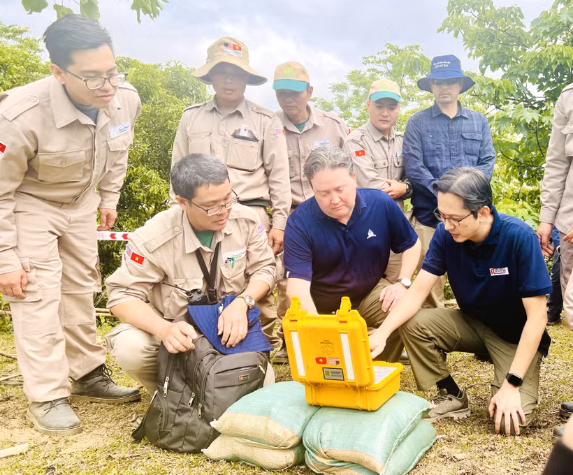 Le vice-ministre des Affaires étrangères, Do Hung Viet, et l’ambassadeur des États-Unis au Vietnam, Marc E. Knapper, appuient sur le bouton de mise à feu pour la destruction de bombes et mines à la commune de Huong Tan, district de Huong Hoa, province de Quang Tri, le 2 avril 2025. Photo: VNA