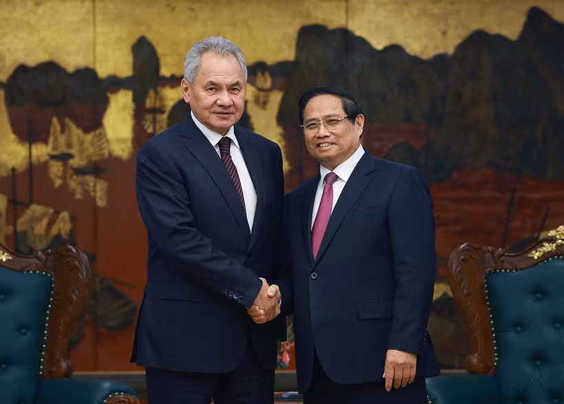 Le Premier ministre Pham Minh Chinh (à droite) et le secrétaire du Conseil de sécurité de la Fédération de Russie, Sergueï Choïgou. Photo: VNA