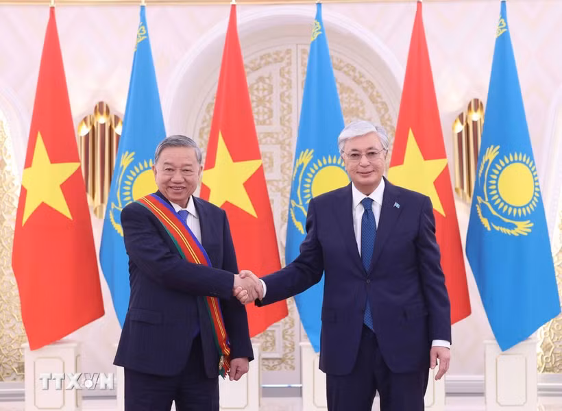 Le président du Kazakhstan, Kassym-Jomart Tokaïev (droite), et le secrétaire général du Parti communiste du Vietnam (PCV), Tô Lâm. Photo: VNA