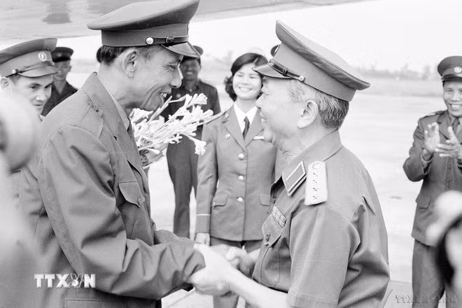 Le général Vo Nguyen Giap, ministre de la Défense, accueille le vice-Premier ministre et ministre de la Défense du Laos, Khamtay Siphandone, en visite au Vietnam (1977). Photo : VNA
