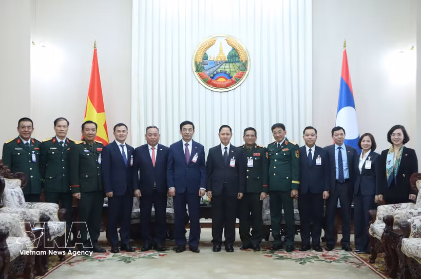 Les délégations des ministères de la Défense du Vietnam et du Laos. Photo : VNA