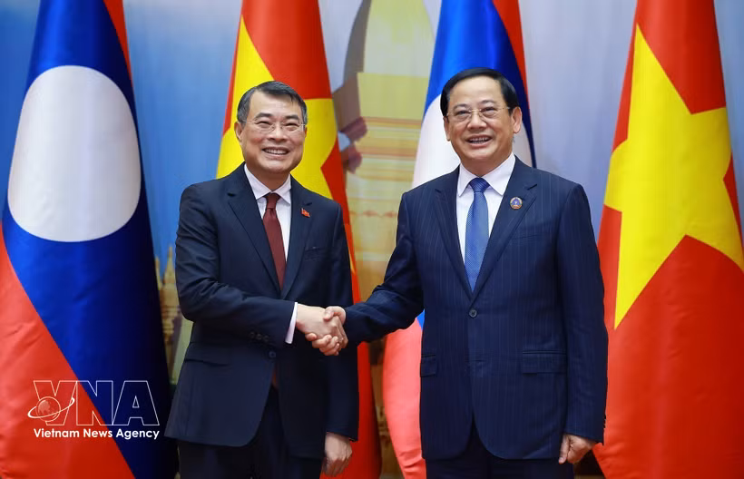 Le Premier ministre Le Minh Hung (à gauche) rencontre le président de l’Assemblée nationale lao, Sonexay Siphandone. Photo: VNA