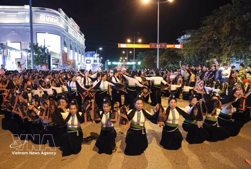 La danse Xòe traditionnelle des Thái lors du Festival de rue « Quintessence du Nord-Ouest ». Photo : VNA