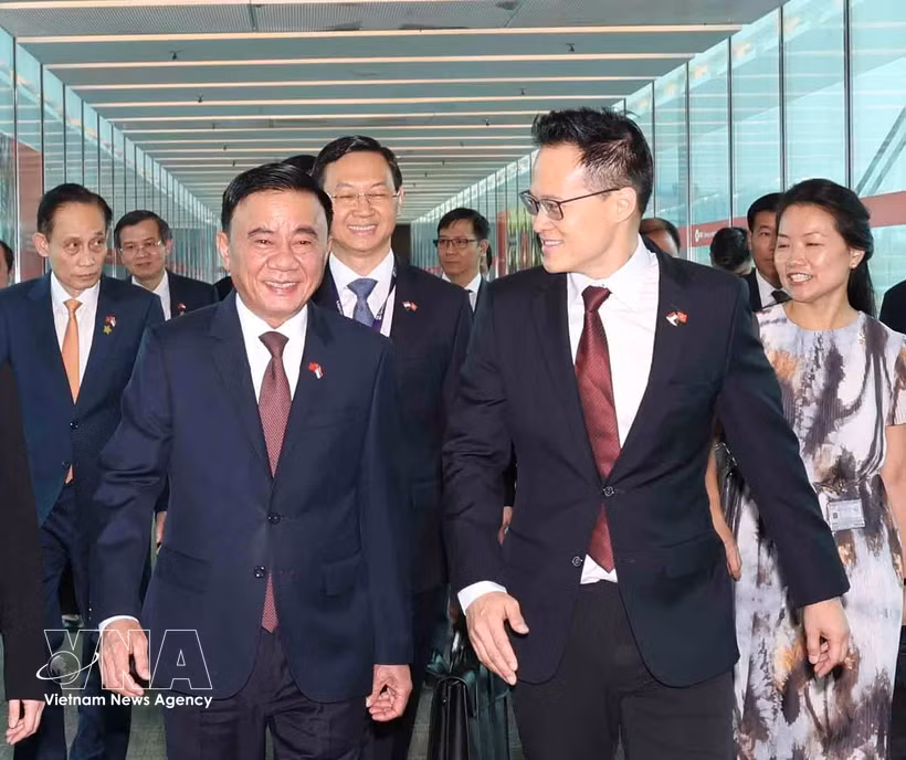 Le ministre d’État singapourien à la Défense, Desmond Choo, accueille Tran Cam Tu, membre du Bureau politique et permanent du Secrétariat du Comité central du PCV, à l’aéroport international Changi. Photo : VNA
