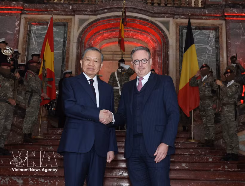 Le Premier ministre belge Bart De Wever accueille le secrétaire général du PCV et président vietnamien, To Lam. Photo : VNA