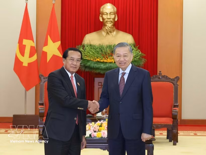 Le dirigeant Tô Lâm (à droite) et Vanhxay Phongsavanh, président de la Commission centrale de contrôle, inspecteur général de l’État et chef de la Commission centrale de lutte contre la corruption du Laos. Photo: VNA