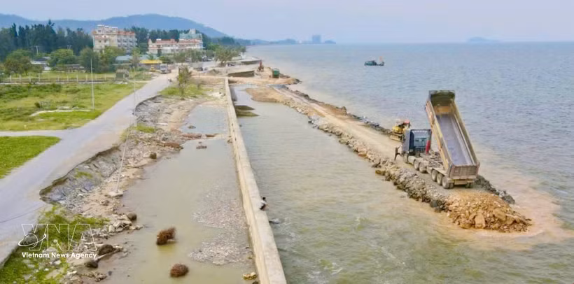 La province de Thanh Hoa accélère les travaux de construction sur les digues et ouvrages de protection importants. Photo : VNA