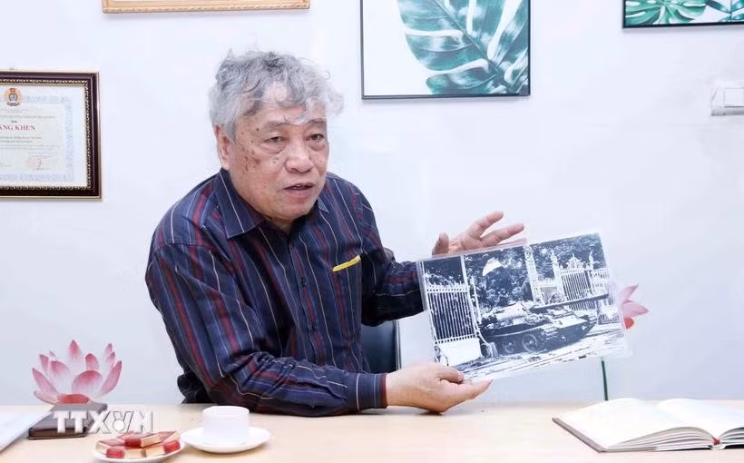 Le journaliste Tran Mai Huong, ancien directeur général de l'Agence vietnamienne d'Information, partage ses souvenirs autour de la photo intitulée « Entrée de chars des forces de libération dans le Palais de l'Indépendance à midi, le 30 avril 1975 ». Photo : VNA)