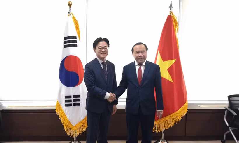 Le ministre Vu Hai Quan (à droite) et son homologue sud-coréen du Commerce, de l’Industrie et des Ressources, Kim Jung Kwan, le 30 septembre à Séoul. Photo : vnexpress.net
