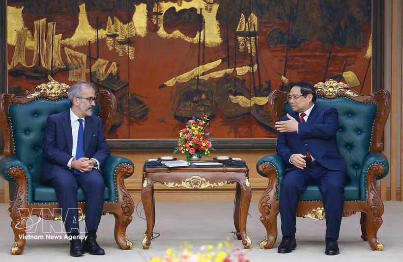 Le Premier ministre Pham Minh Chinh (à droite) et le ministre d’État et ministre des Affaires étrangères du Portugal, Paulo Rangel. Photo: VNA