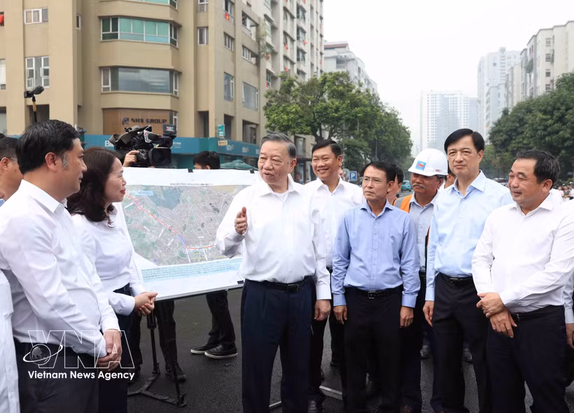Le secrétaire général du Parti et président de la République, To Lam, inspecte les travaux du périphérique n° 2,5 dans le quartier de Cau Giay, à Hanoï. Photo : VNA