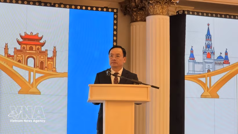 Quach Tat Liem, vice-président du Comité populaire de Phu Tho, présente les politiques incitatives de la province. Photo : VNA