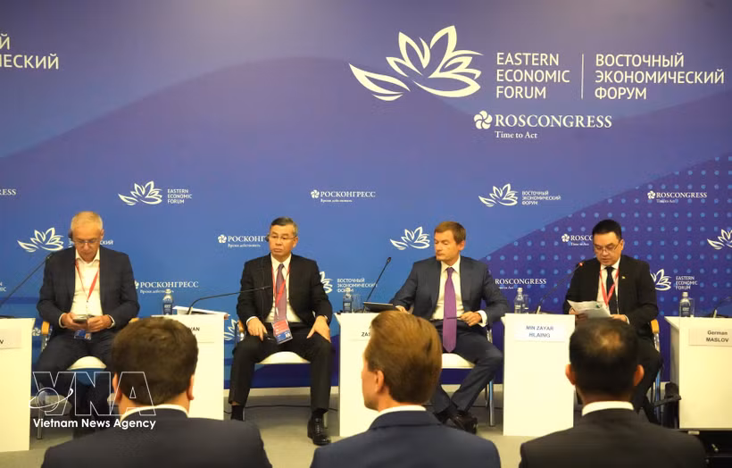 Le ministre des Finances Ngo Van Tuan (2e à gauche) et des délégués au Forum économique oriental en Russie. Photo : VNA