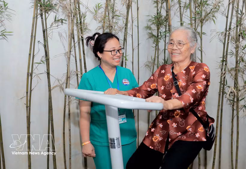 Ces dernières années, le Vietnam en général et Hanoï en particulier ont mis en œuvre de nombreuses politiques en faveur des personnes âgées. Photo: VNA