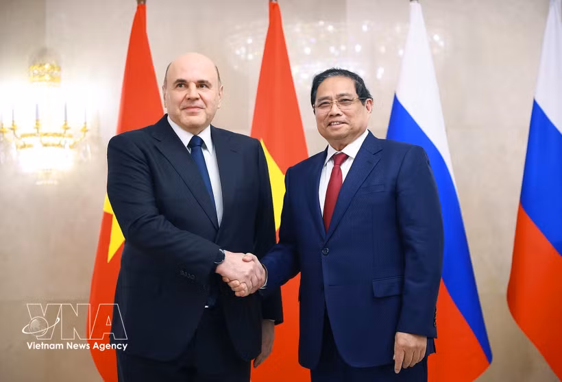 Le Premier ministre Pham Minh Chinh (à droite) et son homologue russe, Mikhaïl Michoustine. Photo: VNA