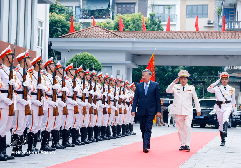Le secrétaire général du Parti et président de l'État, To Lam, passe en revue la garde d'honneur de la Police populaire. Photo : VNA