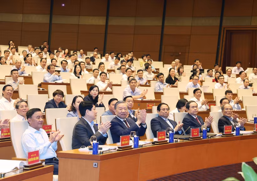 Des dirigeants et anciens dirigeants du Parti et de l’État à la conférence. Photo : VNA