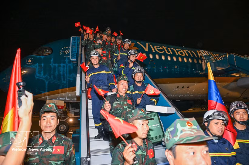 Les secouristes vietnamiens arrivent à Hanoï après avoir achevé leur mission d'assistance au Venezuela à la suite du double séisme survenu le 24 juin. Photo : VNA