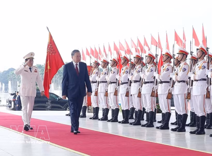Le secrétaire général du Parti et président vietnamien, To Lam, passe en revue la garde d'honneur de la Sécurité publique populaire. Photo : VNA