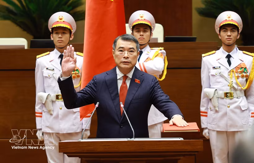 Le Premier ministre Le Minh Hung prête serment. Photo: VNA