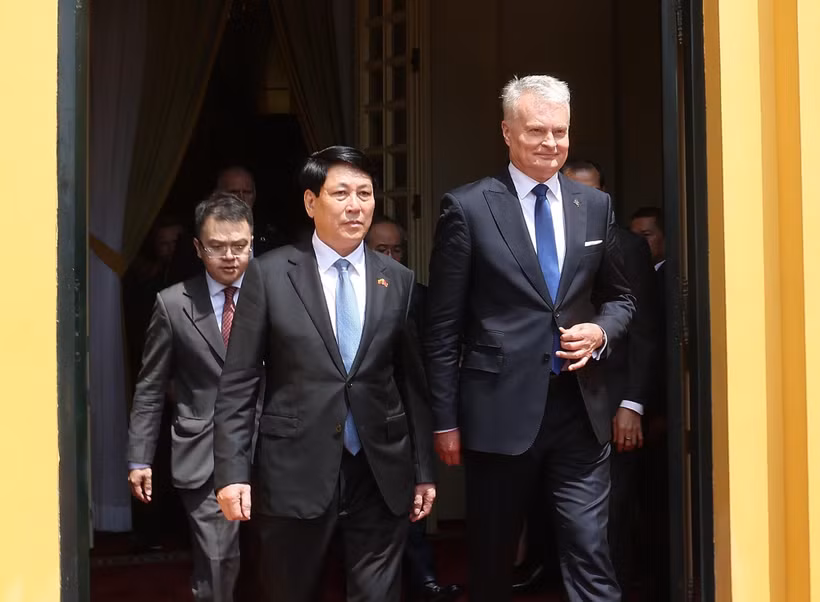 Le président Luong Cuong et son homologue lituanien, Gitanas Nausėda. Photo: VNA