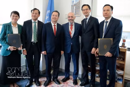 Le président du Comité populaire de la ville de Dà Nang, Nguyên Manh Hung (troisième à partir de la gauche), lors d'une réunion avec des dirigeants du PNUD à New York. Photo : VNA