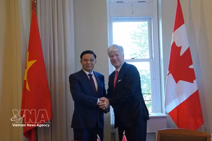 Le ministre de l’Industrie et du Commerce, Lê Manh Hung, et le ministre canadien de l’Énergie et des Ressources naturelles, Tim Hodgson, se serrent la main avant leur entretien à Ottawa. Photo : VNA