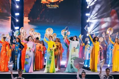 Miss Monde 2026 invite le public à vibrer au cœur de Nha Trang. Ici les 111 candidates gracieuses dans la tunique traditionnelle vietnamienne lors de la cérémonie d’ouverture de Miss Monde 2026, le 12 août 2026. Photo: Organisateurs